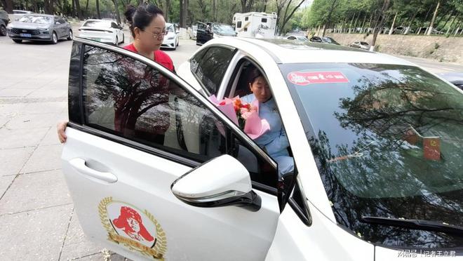 业致敬白衣天使凝聚社会温情pg电子试玩入口沈阳爱心企(图3)