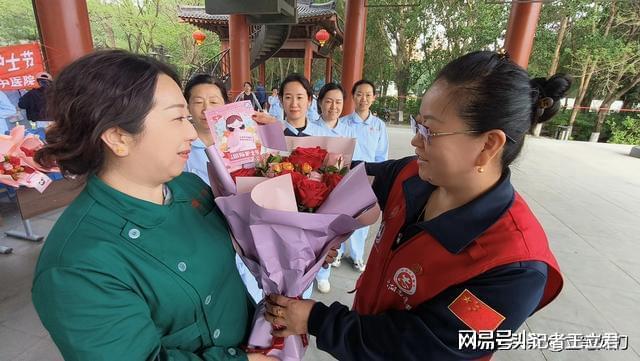 业致敬白衣天使凝聚社会温情pg电子试玩入口沈阳爱心企(图2)