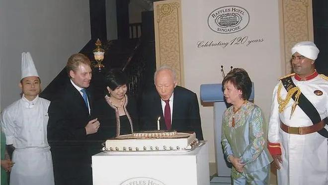 球首个度假村开业！玩转圣淘沙岛开启全新旅程pg模拟器与“新加坡之父”齐名莱佛士酒店全(图12)