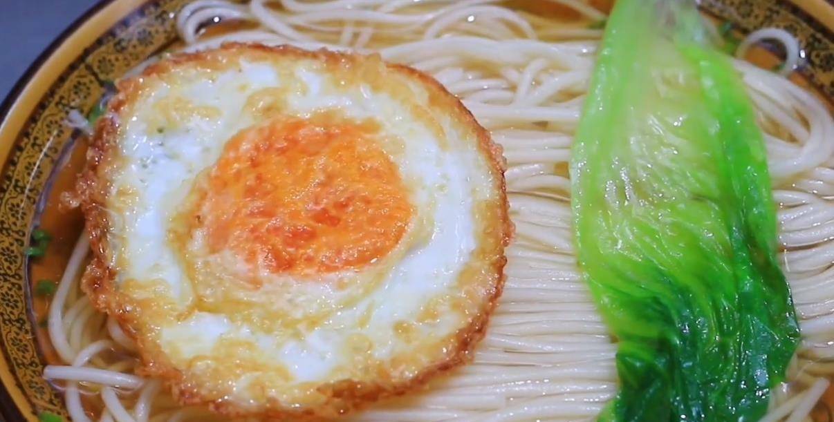 很多人都做错了关键两步让面条劲道爽滑pg模拟器电脑版煮面条最忌水开下锅(图2)